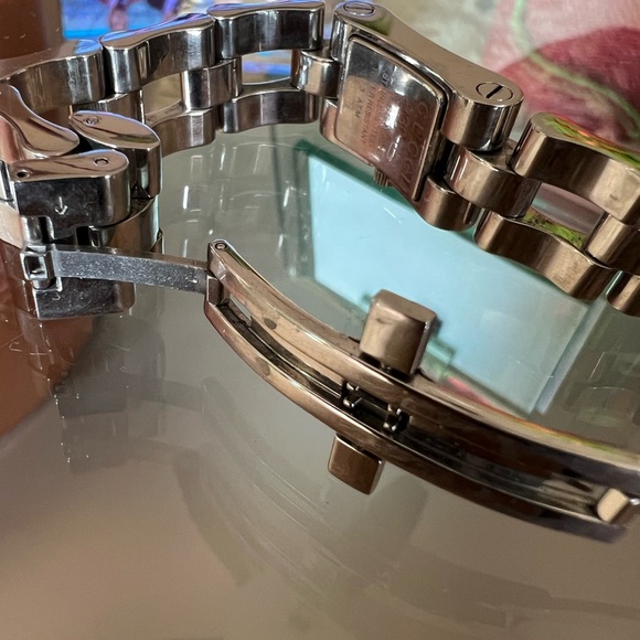 GUCCI 2305L Silver, Stainless Steel Logo Women’s Quartz Watch - Picture 4 of 5